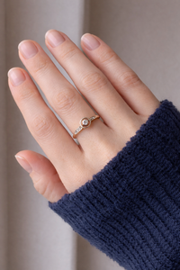 Anillo de Compromiso de Diamantes Cultivados en Laboratorio de Oro Puro de 10K, Plata de Ley 925, Diseño Geométrico Moderno con Bisel Central Redondo - Product Image 5