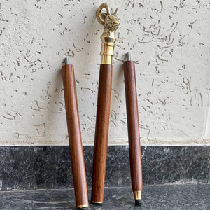Bâtons de marche rustiques modernes en bois naturel écologique avec poignée en laiton poli, idéaux pour les cadeaux - Product Image 1