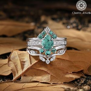 Bague de fiançailles classique pour femme en argent plaqué or 18 carats avec trois pierres de moissanite taille coussin, sertie à griffes, certifiée IGI - Charm Jewells - Product Image 1