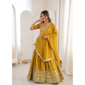 Hermosa Colección de Ropa de Boda de Diseño, Ropa India de Seda Pesada con Trabajo de Hilo y Lentejuelas, Lehenga Choli - Product Image 1