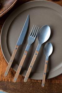Juego de cubiertos metálicos inspirado en la gastronomía, con mango de madera, que cumple con las expectativas de un servicio elegante. - Product Image 6