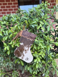 Sac cadeau de décoration de fête en cuir de vachette de créateur, bas de Noël repoussé à la main, arbre de Noël familial, cheminée - Product Image 2