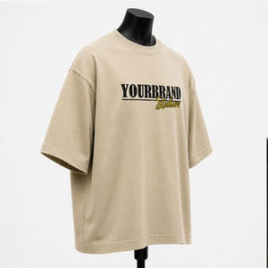 เสื้อยืดคอกลมแขนสั้นสีเบจทรงปกติสำหรับผู้ชาย ผ้าเจอร์ซีย์คอตตอน 100% สไตล์ลำลอง พิมพ์ลายตัวอักษรที่คอหลัง น้ำหนัก 200 กรัม - Product Image 1