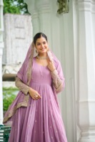 Robe Anarkali ethnique haut de gamme, en tissu doux et ornée de broderies élégantes, idéale pour les célébrations festives et les soirées.