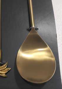 Juego de 2 utensilios para ensalada de acero inoxidable ecológicos con diseño de bambú y mango con acabado antiguo de latón - Product Image 3