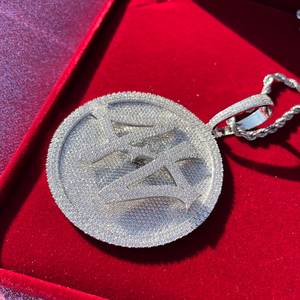 ผู้ผลิตเครื่องประดับฮิปฮอปแบบกำหนดเอง เงินแท้ 925 ประดับเพชรโมอิสซาไนต์ VVS รูปเหรียญกลมแบบฝังเพชรเต็มเส้น สร้อยคอจี้ - Product Image 2