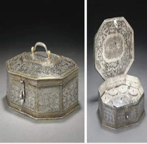 Recipiente para especias plateado con forma de cúpula, con elaborados motivos florales en relieve y base resistente. Disponible a precios de mayorista. - Product Image 3