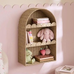 Elegante Estante Decorativo de Pared de Mimbre con Borde Festoneado para Cuarto de Bebé, Almacenamiento, Exhibición y Decoración del Hogar - Product Image 1