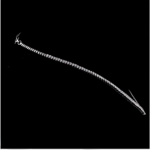 Collier pendentif en or blanc avec chaîne à maillons et diamant de laboratoire en forme de poire au design unique pour les occasions de mariage et de fête pour femmes - Product Image 2