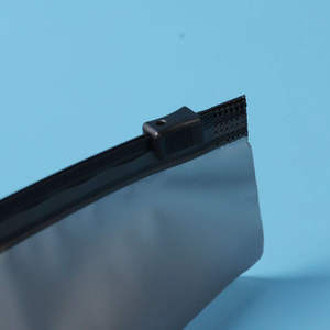 Échantillon gratuit de sac d'emballage refermable compostable personnalisé, blanc mat givré, en plastique, pour vêtements et articles vestimentaires - Product Image 6