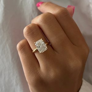 Bague de fiançailles en or jaune 14 carats avec diamant coussin allongé de 4 carats, certifié IGI - Product Image 1