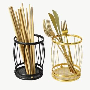 Porta cubiertos metálico con acabado en negro dorado para una mesa de comedor de lujo con un elegante marco abierto y gran capacidad de almacenamiento. - Product Image 1