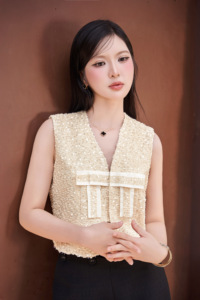 Gilet en tweed texturé <span class=keywords><strong>crème</strong></span> à sequins pour femme, sans manches, col en V, court, avec bordure contrastante et boutons sur le devant, coupe ajustée <span class=keywords><strong>NAOMI</strong></span> - Product Image 3