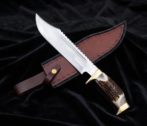 Cuchillo Bowie de Caza de Acero D2 con Hoja de Punta Caída y Borde Dentado, Mango de Asta de Ciervo, Hecho a Mano y Personalizado - Product Image 4