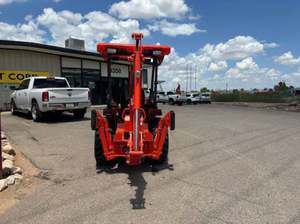 Mini-tracteur compact Kubota B26 avec chargeur et pelle rétrocaveuse pour travaux de construction et de bâtiment - Product Image 4