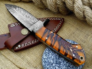 Cuchillo de Caza Artesanal de Grado Industrial con Borde Dentado, Acero de Damasco, Mango de Resina, Hoja de 4mm de Grosor con Punta Clip y Forma de Clip, Cuero - Product Image 3