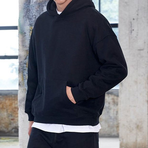 Vêtements de sport pour hommes de haut niveau. Vestes zippées modernes avec empiècements dynamiques et matière souple. Pantalons d'entraînement slim fit. - Product Image 1