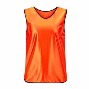 เสื้อกีฬาซ้อมฟุตบอลสีแดงสำหรับผู้ใหญ่แบบ unisex  คอทรงกลม ผ้าโพลีเอสเตอร์ ระบายอากาศได้ดี  ไม่มีแขน  รับออกแบบโลโก้และดีไซน์ตามสั่ง  ใส่ได้ทุกฤดู - Product Image 2