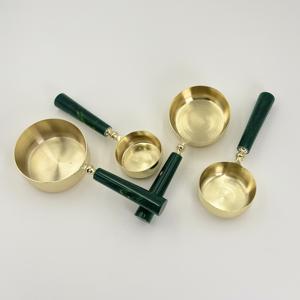 Tazas medidoras de acero inoxidable de alta calidad con revestimiento PVD dorado y mango de resina, aptas para lavavajillas, ecológicas, al por mayor, con MOQ bajo. - Product Image 4