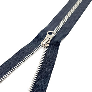 Cremallera de Calidad Superior No. 5 Ecológica para Prendas, de Doble Deslizador, con Cierre Automático, Dientes de Plástico Negro y Dorado Claro - Product Image 2