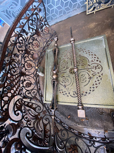 Balustre d'escalier en fer torsadé massif avec finition bronze antique, fabriqué au Vietnam pour les projets d'escaliers de luxe. - Product Image 2