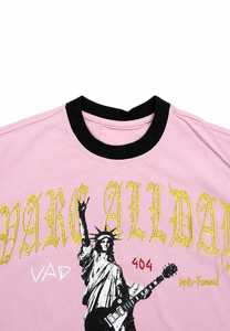เสื้อยืดแขนสั้นคอโอพิมพ์ลายสไตล์สตรีทสำหรับผู้ชาย  ตกแต่งขอบตัดกันด้วยผ้าถัก  โลโก้ Club Pink ด้านหน้า  ทรงปกติ  ไม่หดตัว - Product Image 5