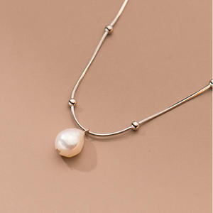 Collier en perles d'eau douce naturelles pour femmes, design minimaliste polyvalent, chaîne de clavicule de niche haut de gamme pour Instagram, vente en gros - Product Image 4