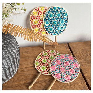 Abanico Redondo de Ratán Hecho a Mano con Patrón Rosa, Azul y Verde, Decoración de Interiores, Artesanía para Adultos - Product Image 3