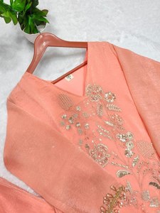 ชุดเซ็ตท็อปและกางเกงสำหรับผู้หญิง ยี่ห้อ Chinon Crchy Silk ผ้าไหมยืดได้ ปักลายประดับเลื่อม แห้งเร็ว ไม่ยับ ใส่ได้สองด้าน เหมาะสำหรับงานปาร์ตี้ - Product Image 5