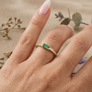 Bague de fiançailles en or 14 carats avec pierre précieuse verte taille émeraude 0,50 carat pour femme, bague de promesse minimaliste - Product Image 6
