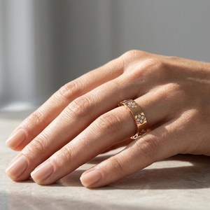 Bague large unisexe en or rose 14 carats avec diamant rond de laboratoire de style floral, idéale pour les fêtes et les propositions de mariage, cadeau pour votre partenaire - Product Image 5