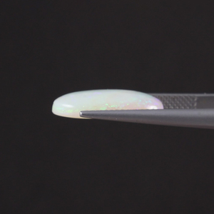 โอปอลสีขาวคุณภาพสูง น้ำหนัก 4.82 กะรัต รูปทรงวงรี ขัดเงาด้วยมือ ผ่านการรับรองจาก IGI  ขนาด 17.5x10.5 มม.  ผ่านการเคลือบด้วยน้ำมัน/แว็กซ์ - Product Image 2