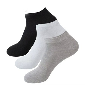 ถุงเท้ากีฬาเด็กผู้ชายพรีเมียมสำหรับฤดูร้อน ผลิตจากผ้าฝ้ายผสมสแปนเด็กซ์ ถักทออย่างดี รับผลิตแบบ OEM - Product Image 1