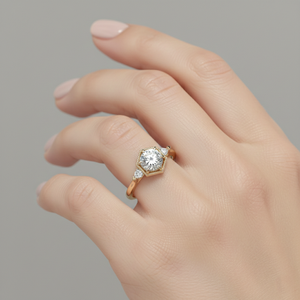 Anillo de Compromiso con Diamante Cultivado en Laboratorio Stonewels, con Halo Hexagonal y Piedras Laterales Trilliant, Engastado en Oro Certificado para Novia - Product Image 6