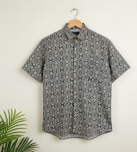 เสื้อเชิ้ตผู้ชายสั่งตัดคุณภาพสูง ปิดกระดุม แขนครึ่ง ลายทาง พิมพ์ลายบาติกด้วยมือ ปกเสื้อพับได้ ผ้า 100% - Product Image 1