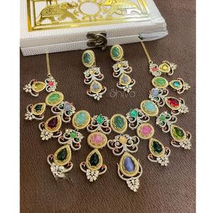 Ensemble collier et boucles d'oreilles en moissanite plaqué or de qualité supérieure, élégant et raffiné, pour les occasions spéciales des femmes (fiançailles, anniversaire, mariage) - Product Image 1