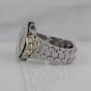Montre-bracelet analogique de luxe en argent avec quartz, trois sous-cadrans blancs, index noirs, lunette en verre cristallin étincelant, acier inoxydable, étanche - Product Image 3
