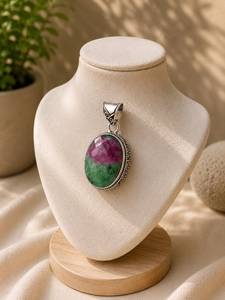Pendentif en argent sterling avec rubis ovale naturel dans une zoïsite, cadeau pour elle, bijoux pour femme, design vintage, forme visage, directement de l'usine - Product Image 1