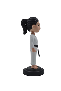 Figurine Bobblehead Éco-responsable Fille Artiste Martial de Noël - Décoration Dynamique pour Tableau de Bord de Voiture et Bureau - Product Image 6