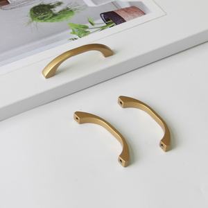 Precio de fábrica: Tirador de arco dorado de aleación de zinc para gabinetes, muebles de cocina, baño, tocador y armario, estilo moderno. - Product Image 3