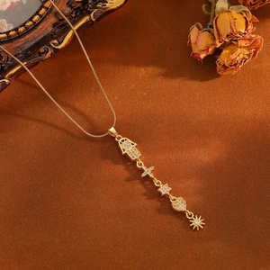 สร้อยคอจี้รูปทรงเรขาคณิตสีทองหวานประดับด้วยวัสดุธรรมชาติ ทำจากสแตนเลสสตีล เหมาะสำหรับสวมใส่ในชีวิตประจำวันอย่างมีสไตล์ - Product Image 3