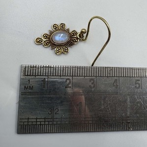 Boucles d'oreilles pendantes vintage en laiton faites à la main avec pierre de lune naturelle et pierres précieuses - Product Image 4