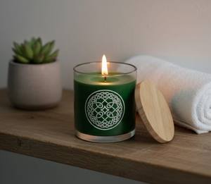 Vela hecha a mano en un elegante recipiente de vidrio esmerilado con tapa de madera. Cera rica de color verde bosque para un brillo profundo y relajante. - Product Image 2