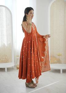 Ensemble Kurta et pantalon en soie orange traditionnel indien pakistanais pour femmes avec dupatta, coupe ample, longueur au sol, tenue de mariage - Product Image 4