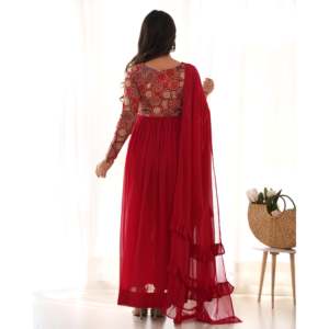 Conjunto de Kurta Bordada Roja Talla XS de Aayna Clothing Naira, 700g, Diseño de Corte Elegante - Product Image 2
