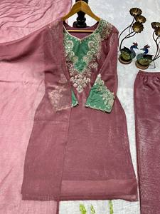 Ensemble Salwar en soie pure de qualité supérieure, croustillant et soyeux, avec broderies et découpes richement travaillées, pantalon palazzo et dupatta de créateur, qualité export. - Product Image 3