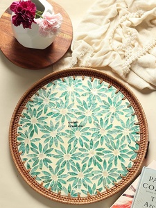 Bandeja de servicio de resina redonda hecha a mano, Plato decorativo elegante con borde de ratán Natural para uso en la mesa de comedor del hogar - Product Image 5