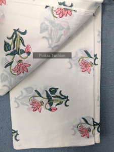 Tissu 100% coton imprimé à la main, base blanche, imprimé fleurs de lys roses, tissu en coton doux pour vêtements et artisanat féminins - Product Image 5