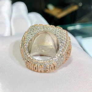 Anillo de Compromiso para Hombre de Plata de Ley 925 con Moissanita de Corte Redondo y Diamantes Engastados, Estilo Hip Hop, Joyería de Rapper con Diseño de Racimo - Product Image 4