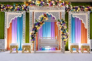 Décoration de scène éblouissante pour Mehndi et Sangeet, aménagement de cérémonie Heena avec décors métalliques découpés au laser style Mehrab, canapé de mariage haut de gamme - Product Image 3